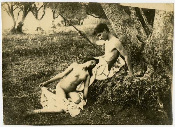 Un nudo maschile e uno femminile, entrambi seduti e drappeggiati