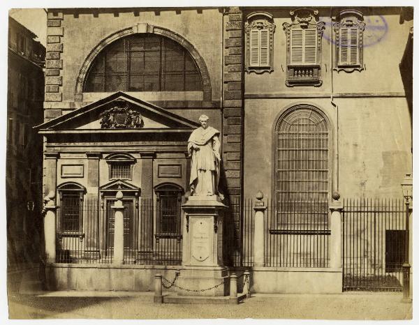Milano - Piazza S. Sepolcro - Monumento a Federico Borromeo di Costanzo Corti e facciata della Biblioteca Ambrosiana