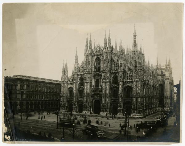Milano - Duomo - Facciata con il carosello dei tram