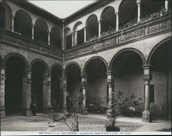 Cremona - Palazzo Fodri (sede del Monte di Pietà) - Cortile