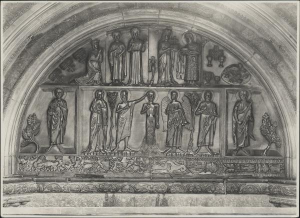 Rilievo - Teodolinda dona il Tesoro a S. Giovanni e Battesimo di Cristo - Monza - Duomo - Portale maggiore - Lunetta