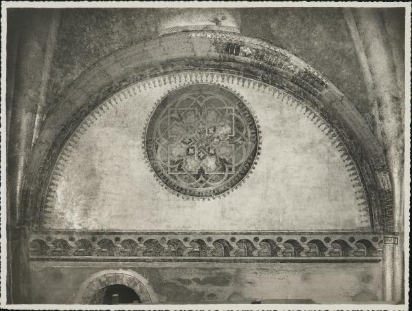 Dipinto murale - Motivi geometrici e architettonici - Como - Basilica di S. Abbondio - Abside - Lunetta