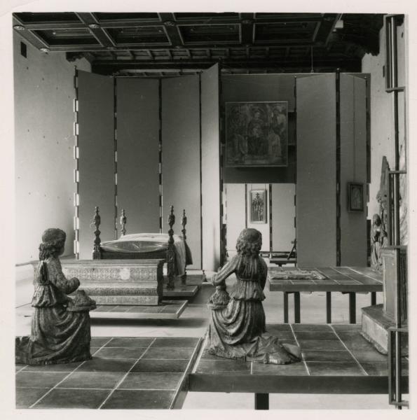 Milano - Castello Sforzesco - Musei Civici - Sala XXI (già Appartamento Ducale al primo piano, oggi sala 17) - Esposizione dei mobili - Allestimento BBPR (1956)