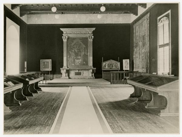 Milano - Castello Sforzesco - Musei Civici - Allestimento Nicodemi (1935) - Sala della Cancelleria (sala 30 nell'allestimento BBPR, oggi sala 26) con la Collezione Trivulzio