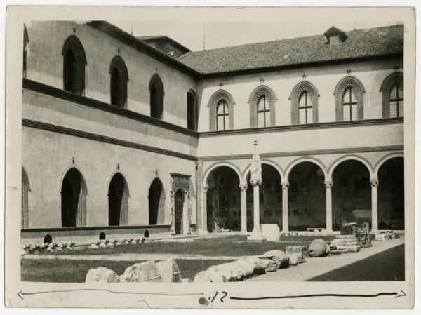 Milano - Castello Sforzesco - Corte Ducale - Portico "dell'elefante", colonna con tabernacolo votivo "di S. Antonio", lapidi, capitelli, frammenti di architrave