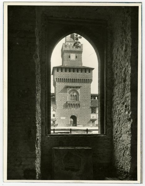 Milano - Castello Sforzesco - Veduta della torre Umberto I, detta del Filarete, da una sala della Corte Ducale affacciata sul cosiddetto "fossato morto" - Restauro BBPR (prima fase 1953-1956)