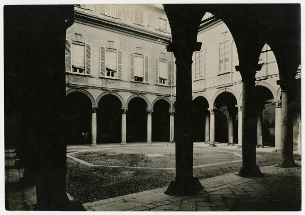 Milano - Via Amadei 8 - Palazzo Prinetti (già Recalcati) - chiostro