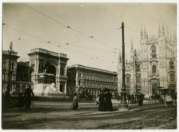 Milano - Piazza Duomo - Momunento a Vittorio Emanuele II - Tramway a cavalli e passanti