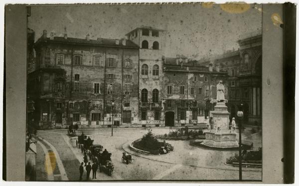 Milano - Piazza della Scala - Palazzo Marino - Monumento a Leonardo da Vinci - Carrozze con vetturini in sosta