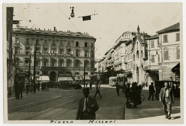 Milano - Piazza Missori - San Giovanni in Conca  - passanti - auto - tram