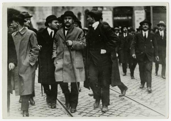 Roma - Arresto di Benito Mussolini dopo comizio interventista - Agenti in borghese - Binari del tram