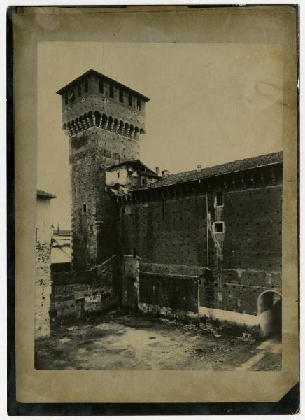 Milano - Castello Sforzesco - la torre di Bona di Savoia vista dalla Corte Ducale, al termine dei restauri