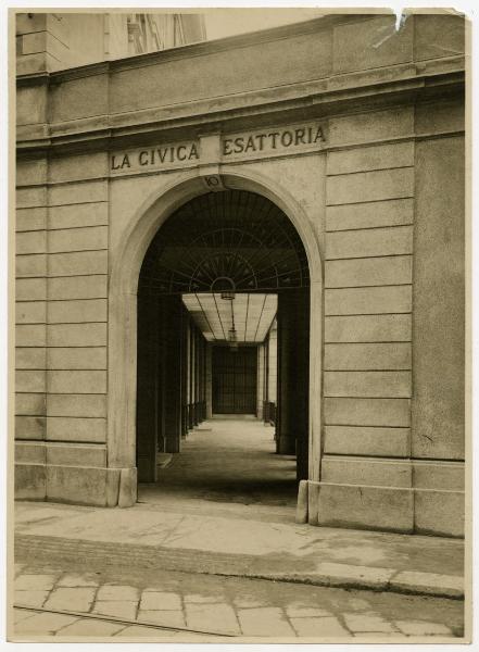 Milano - via Monte di Pietà 10 - Civica Esattoria - portale d'ingresso