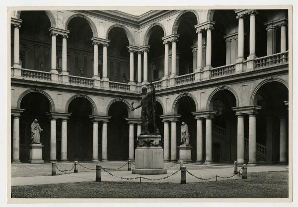 Milano - via Brera 28 - Palazzo di Brera - cortile - statua di Napoleone