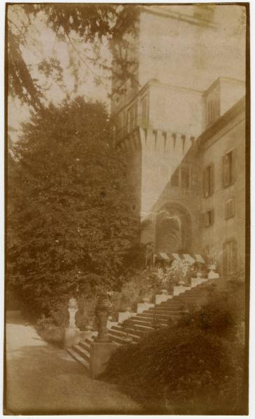 Lesmo - Villa Somaglia detta "Il Gernetto" - Scalinata d'ingresso e torre