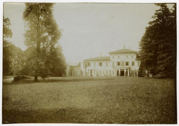 Novedrate - Villa Isimbardi ora Villa Casana - Prospetto verso il parco