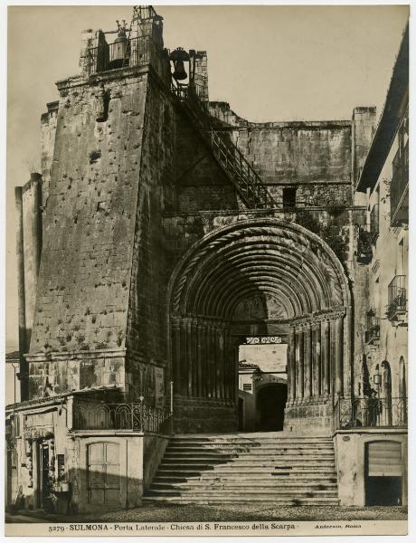 Sulmona - Chiesa di San Francesco della Scarpa - Portale e fianco sinistro