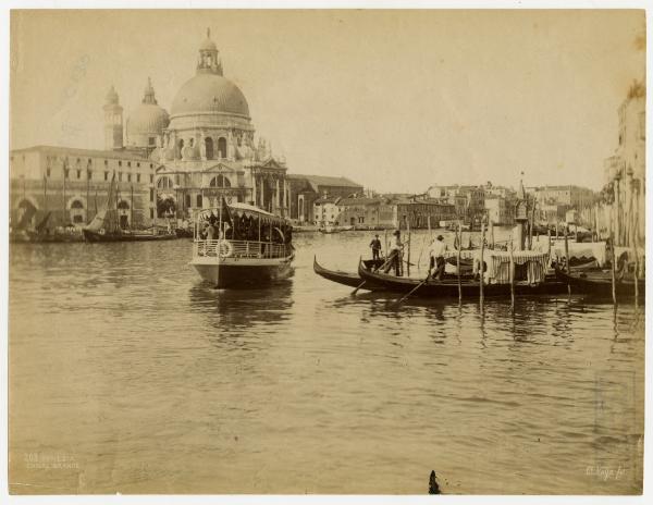 Venezia - Canal Grande - Basilica di Santa Maria della Salute e imbarcazioni