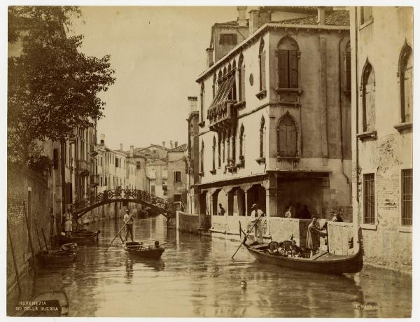 Venezia - Rio della Guerra - Canale, imbarcazioni e abitazioni