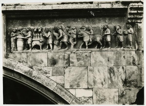 Bassorilievo - Pietra - Ciclo dei mesi - Primo decennio del XIII secolo - Cremona - Duomo o Cattedrale di Santa Maria Assunta - Protiro centrale