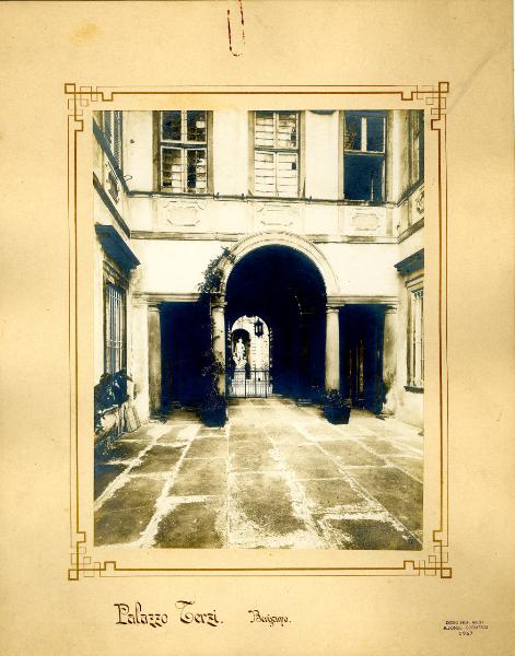 Bergamo - Palazzo Terzi - Cortile d'ingresso