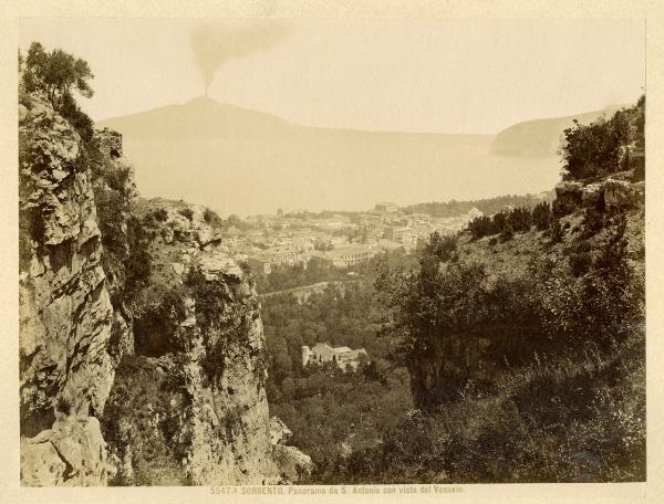 Sorrento - Veduta della città da Sant'Antonio con Vesuvio alle spalle