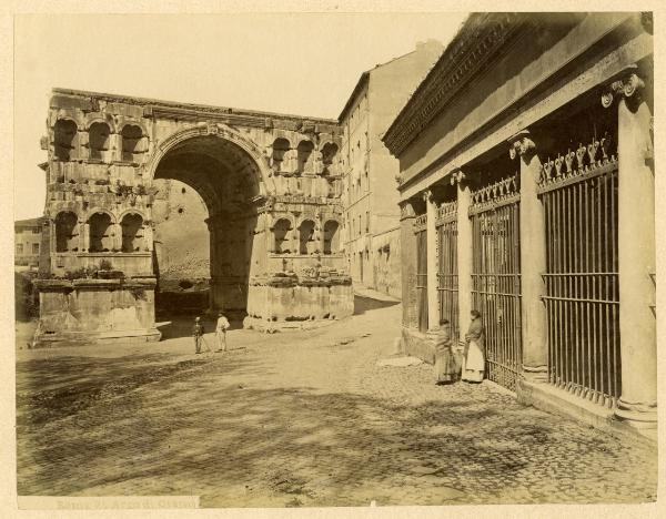 Roma - Portico della Chiesa di San Giorgio in Velabro e Arco di Giano