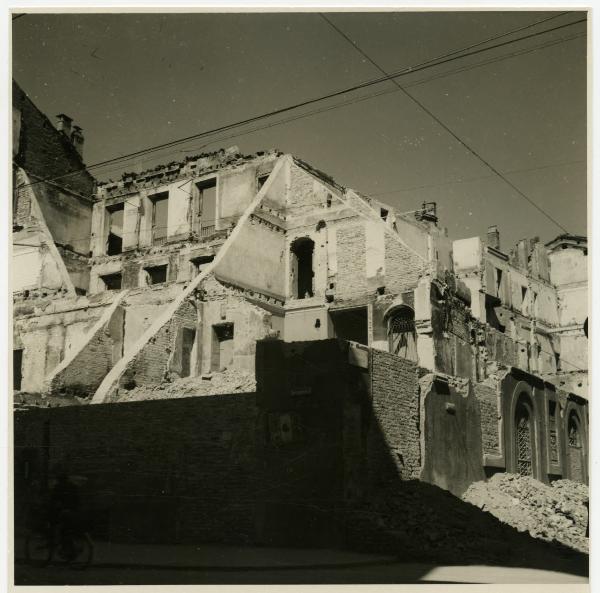 Milano - bombardamenti 1943 - Corso Roma (ora Corso di Porta Romana)angolo via Velasca