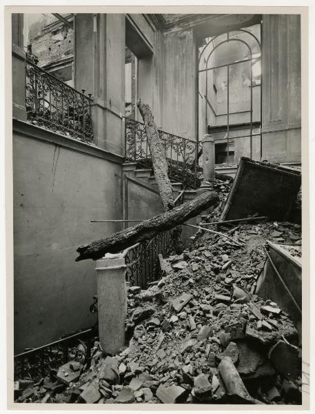 Milano - bombardamenti 1943 - Palazzo Acerbi - scalinata interna