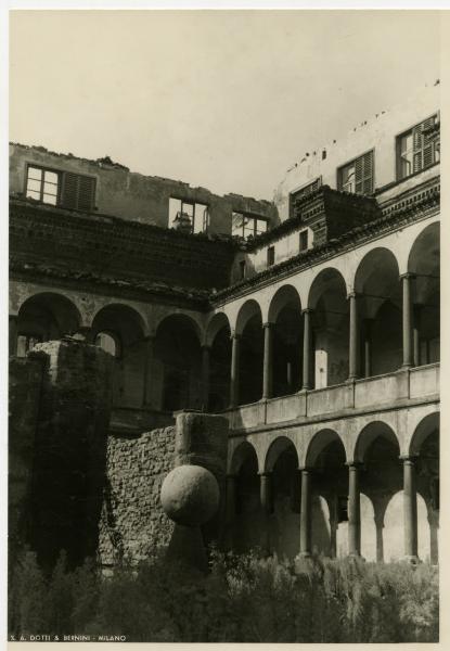 Milano - bombardamenti 1943 - Ca' Granda (ex Ospedale Maggiore) - cortile della Legnaia (?)