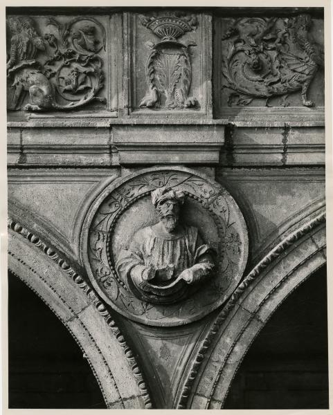 Milano - bombardamenti 1943 - Ca' Granda (ex Ospedale Maggiore) - Portico Amadeo - tondo con busto raffigurante il personaggio biblico Eleazar