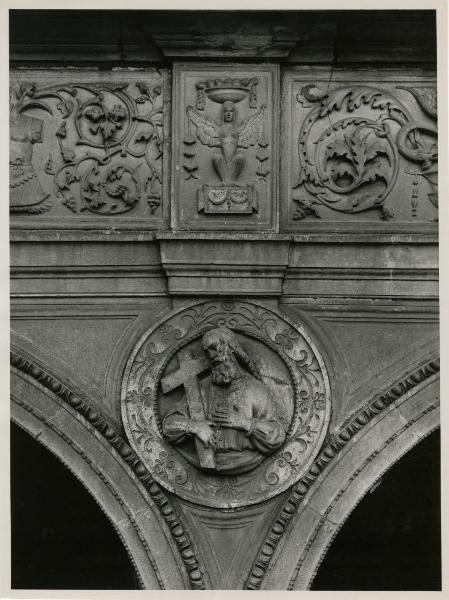 Milano - bombardamenti 1943 - Ca' Granda (ex Ospedale Maggiore) - Portico Amadeo - tondo con busto raffigurante un santo