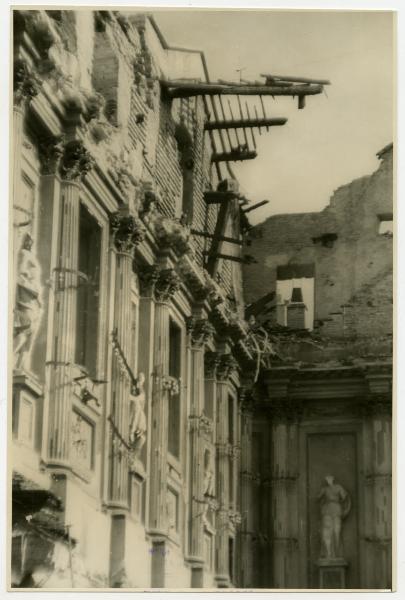 Milano - bombardamenti 1943 - Palazzo Reale - particolare della Sala delle Cariatidi