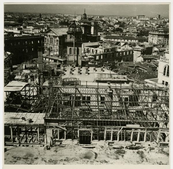 Milano - bombardamenti 1943 - Palazzo La Rinascente - veduta in direzione della chiesa di San Fedele - scheletro del piano superiore