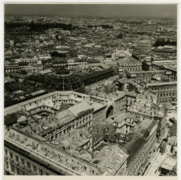 Milano - bombardamenti - veduta dalla Guglia Maggiore del Duomo verso nord / nord-ovest - Galleria Vittorio Emanuele - Palazzo Marino - Teatro alla Scala