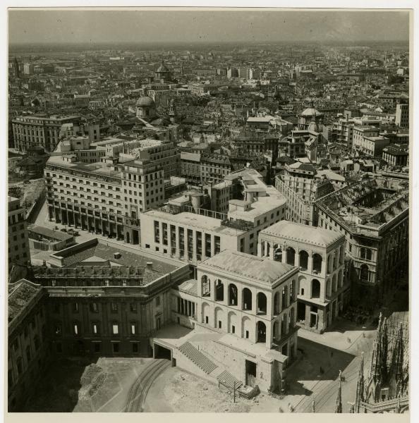 Milano - bombardamenti - veduta dalla Guglia Maggiore del Duomo verso sud-ovest - Palazzo Reale - Arengario - iscrizioni di guerra "MUSEO DANNEGGIATO DAI LIBERATORI ANGLOSASSONI"