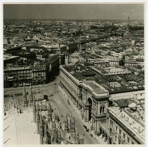 Milano - bombardamenti - veduta dalla Guglia Maggiore del Duomo verso nordovest - piazza Duomo - Galleria Vittorio Emanuele