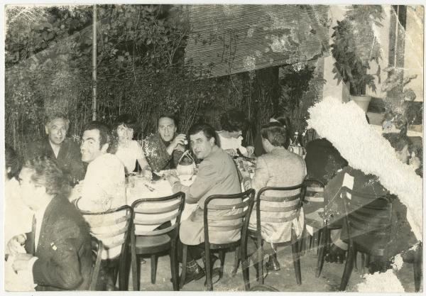 Nizza (?) - ritratto di gruppo a tavola - Roberto Crippa - André Verdet - pasto - esterno, terrazzo