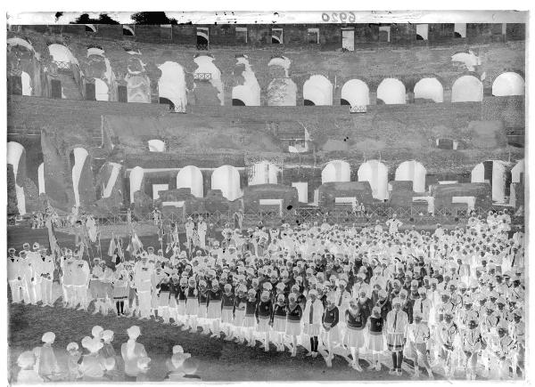 Roma - Colosseo - scolaresche - uomini in uniforme - portatori di bandiere