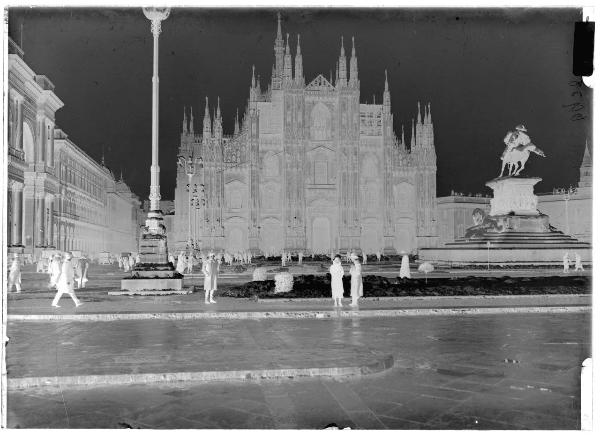 Milano - piazza Duomo - Galleria Vittorio Emanuele - paesaggio innevato - spalatori di neve - passanti
