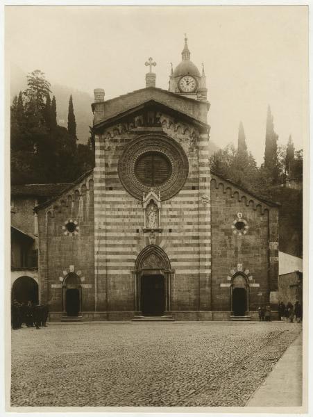 Bellano (CO) - Chiesa dei Ss. Nazaro e Celso - sagrato - facciata - tabernacolo gotico - statua S. Ambrogio - rosone - campanile - orologio