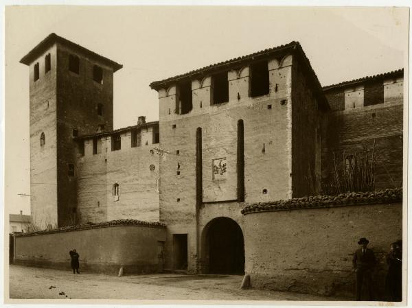 Bellusco (MB) - Castello Da Corte - torre angolare - torrione d'ingresso - mura - bastioni - lapide marmorea con stemma gentilizio - passanti