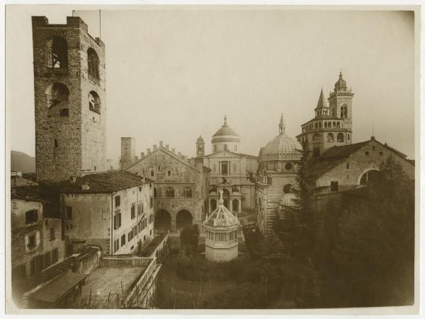 Bergamo - Piazza del Duomo - Campanone - Palazzo della Ragione - Cattedrale di S. Alessandro - Basilica S. Maria Maggiore - Cappella Colleoni - Battistero.