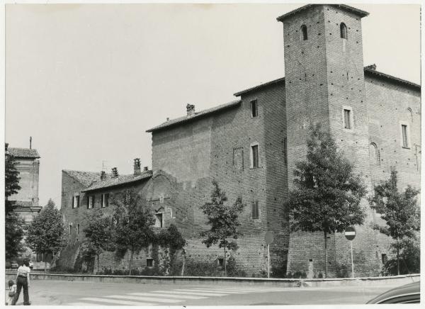 Binasco (MI) - Castello Visconteo - veduta esterna - torre angolare - strada - passanti