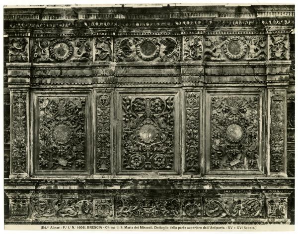 Brescia - Chiesa di Santa Maria dei Miracoli - facciata - dettaglio dell'attico del protiro