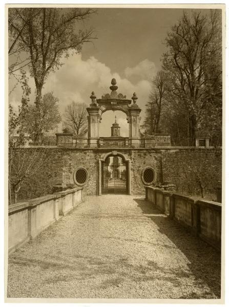 Brignano Gera d'Adda (BG) - Villa Visconti Citterio - viale e portale di ingresso
