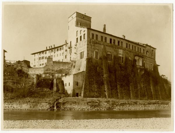 Cassano d'Adda (MI) - Castello Borromeo d'Adda - veduta esterna della muraglia sulla Muzza