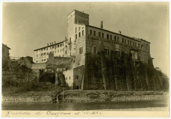 Cassano d'Adda (MI) - Castello Borromeo d'Adda - veduta esterna della muraglia sulla Muzza