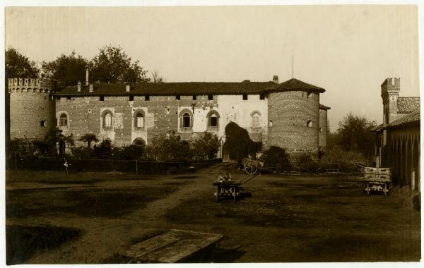 Cassino Scanasio di Rozzano - Castello Visconteo - facciata esterna - passanti con carrozza