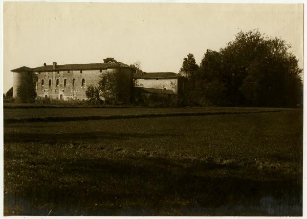 Cassino Scanasio di Rozzano - Castello Visconteo - veduta esterna - parco